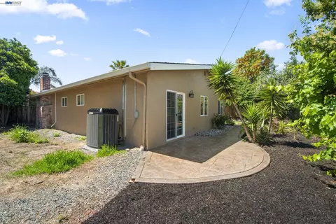 Exterior - 38 Kings Ct, Bay Point, CA 94565 photo 6 of 13
