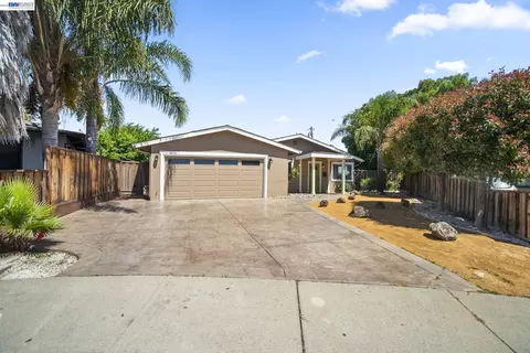 Exterior - 38 Kings Ct, Bay Point, CA 94565 photo 9 of 13