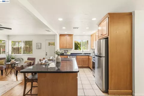 Kitchen - 38 Kings Ct, Bay Point, CA 94565 photo 3 of 8