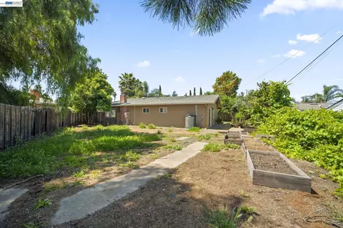 Exterior - 38 Kings Ct, Bay Point, CA 94565 photo 7 of 13