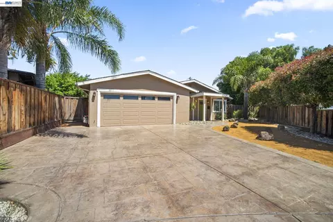 Exterior - 38 Kings Ct, Bay Point, CA 94565 photo 11 of 13