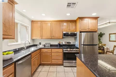 Kitchen - 38 Kings Ct, Bay Point, CA 94565 photo 6 of 8