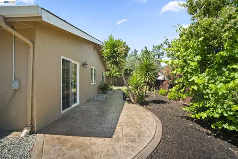 Exterior - 38 Kings Ct, Bay Point, CA 94565 photo 5 of 13