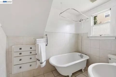 Bath - 359 Parrott St, San Leandro, CA 94577 photo 1 of 2