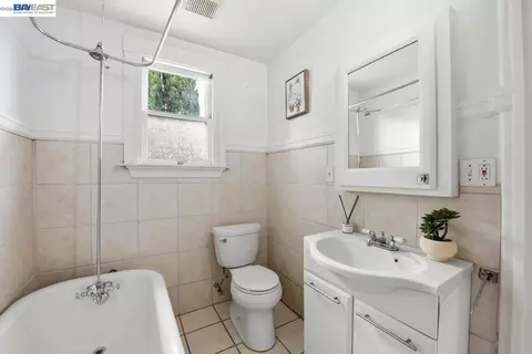 Bath - 359 Parrott St, San Leandro, CA 94577 photo 2 of 2