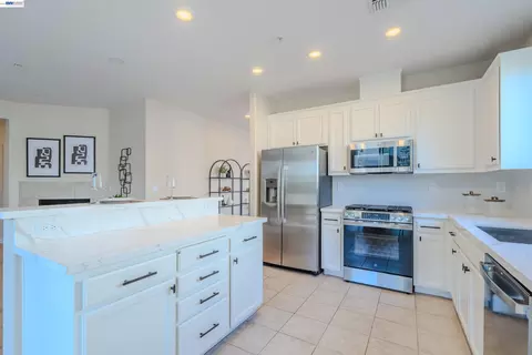 Kitchen - 2586 Tampico Dr, Bay Point, CA 94565 photo 3 of 4