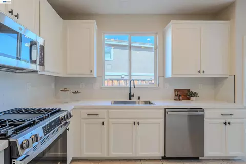 Kitchen - 2586 Tampico Dr, Bay Point, CA 94565 photo 2 of 4