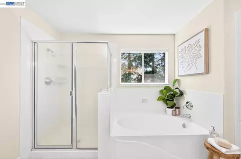 Bath - 1183 Vintner Pl, Livermore, CA 94550 photo 2 of 3