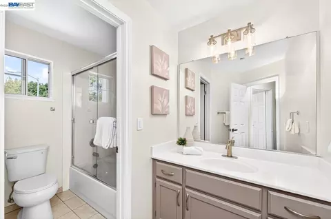 Bath - 1183 Vintner Pl, Livermore, CA 94550 photo 3 of 3