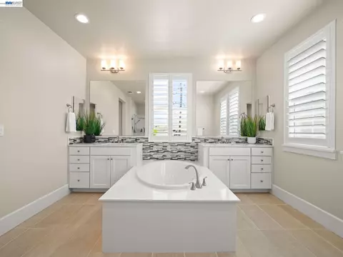 Bath - 7200 Kylemore Ct, Dublin, CA 94568 photo 2 of 5