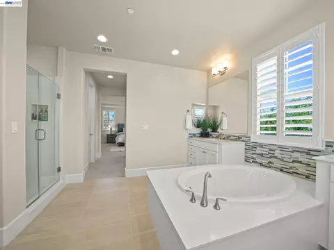 Bath - 7200 Kylemore Ct, Dublin, CA 94568 photo 4 of 5