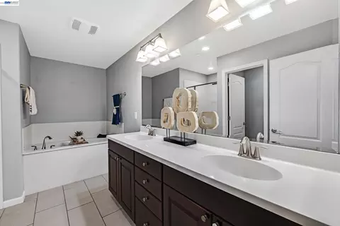 Bath - 1270 Gusty Loop #3, Livermore, CA 94550 photo 4 of 5