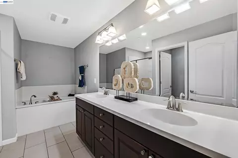 Bath - 1270 Gusty Loop #3, Livermore, CA 94550 photo 4 of 5