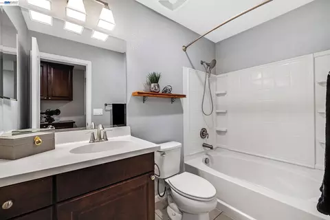 Bath - 1270 Gusty Loop #3, Livermore, CA 94550 photo 1 of 5