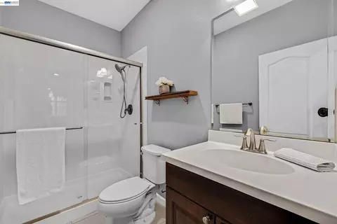 Bath - 1270 Gusty Loop #3, Livermore, CA 94550 photo 2 of 5