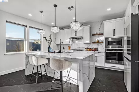 Kitchen - 259 Eagle Nest Dr, Oakley, CA 94561 photo 2 of 5
