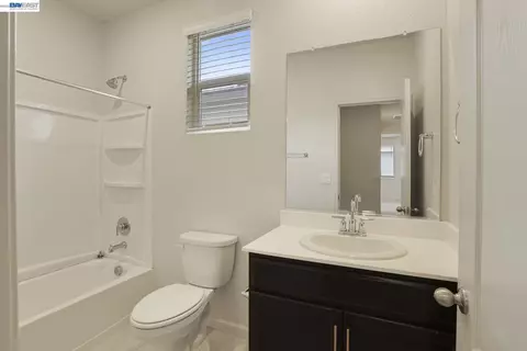 Bath - 3046 Tinsley St, Manteca, CA 95337 photo 2 of 2