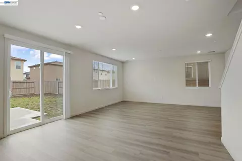 Living - 3046 Tinsley St, Manteca, CA 95337 photo 3 of 4