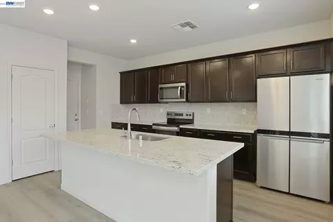 Kitchen - 3046 Tinsley St, Manteca, CA 95337 photo 2 of 3