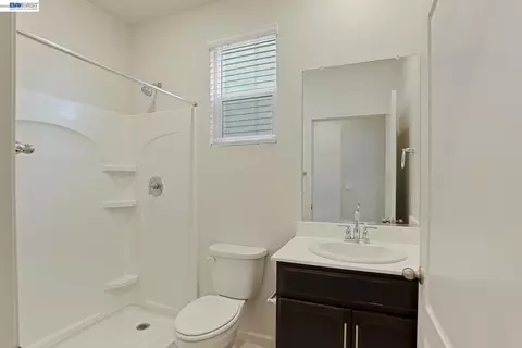 Bath - 3046 Tinsley St, Manteca, CA 95337 photo 1 of 2