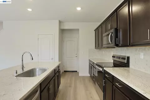 Entry Way - 3046 Tinsley St, Manteca, CA 95337 photo 2 of 2