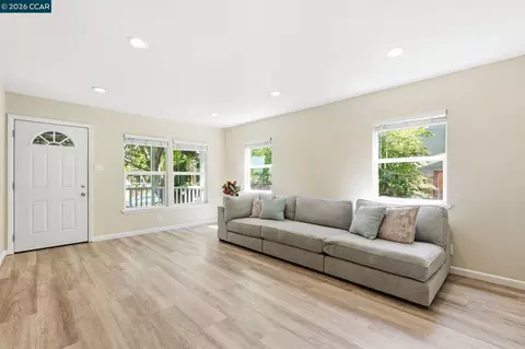Living - 3103 Hazelwood St, Vallejo, CA 94591 photo 2 of 3