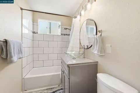 Bath - 3103 Hazelwood St, Vallejo, CA 94591 photo 1 of 1