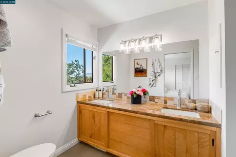 Bath - 3336 Oak Ct, Lafayette, CA 94549 photo 2 of 5