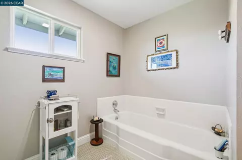 Bath - 1933 Joseph Dr, Moraga, CA 94556 photo 2 of 4