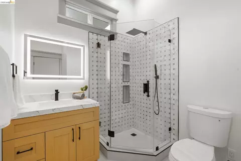 Bath - 1712 Schiller St, Alameda, CA 94501 photo 6 of 8
