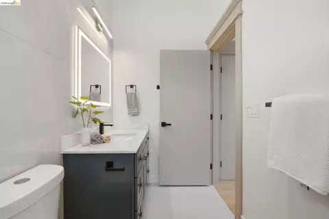 Bath - 1712 Schiller St, Alameda, CA 94501 photo 4 of 8