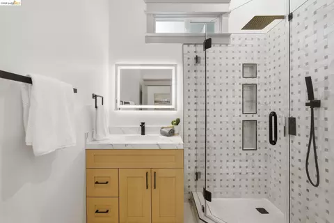 Bath - 1712 Schiller St, Alameda, CA 94501 photo 5 of 8
