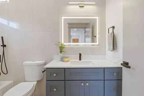 Bath - 1712 Schiller St, Alameda, CA 94501 photo 2 of 8
