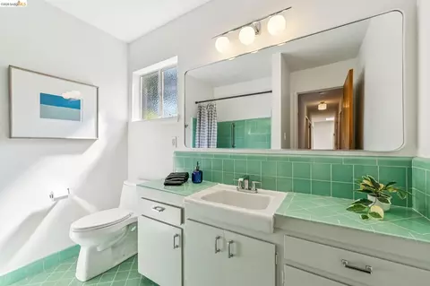 Bath - 1113 Hillview Rd, Berkeley, CA 94708 photo 2 of 4