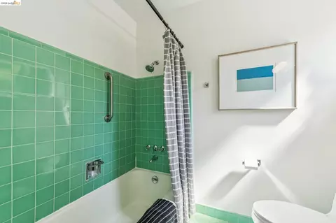 Bath - 1113 Hillview Rd, Berkeley, CA 94708 photo 3 of 4