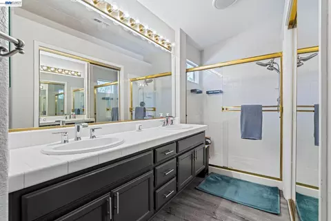 Bath - 1930 Tahoe Cir, Tracy, CA 95376 photo 2 of 3