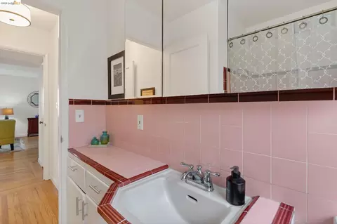 Bath - 1825 Highland Pl #1831, Berkeley, CA 94709 photo 2 of 2