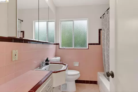 Bath - 1825 Highland Pl #1831, Berkeley, CA 94709 photo 1 of 2