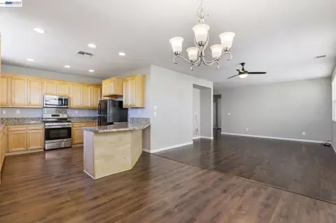Living - 710 Anne Marie Way, Isleton, CA 95641 photo 3 of 3