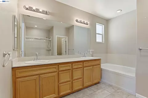 Bath - 710 Anne Marie Way, Isleton, CA 95641 photo 2 of 2