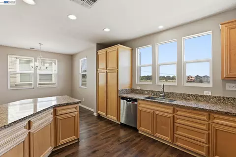 Kitchen - 710 Anne Marie Way, Isleton, CA 95641 photo 2 of 3