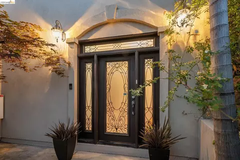 Entry Way - 6929 Bristol Dr, Berkeley, CA 94705 photo 4 of 4