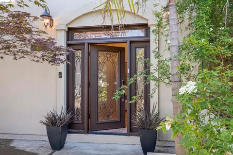 Entry Way - 6929 Bristol Dr, Berkeley, CA 94705 photo 1 of 4