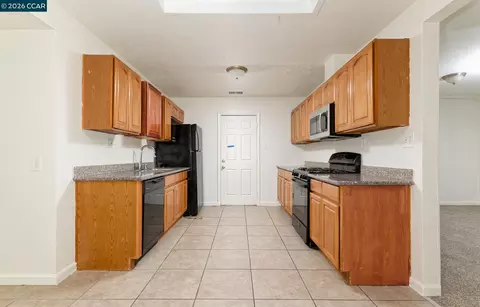 Entry Way - 252 Madison Ave, Bay Point, CA 94565 photo 1 of 1