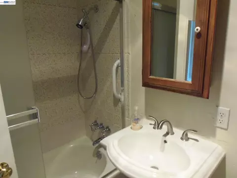 Bath - 8155 Elgin Ln, Dublin, CA 94568 photo 2 of 4