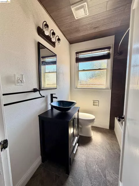 Bath - 129 Foster St, Vallejo, CA 94591 photo 1 of 1