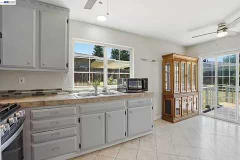 Kitchen - 1087 Jensen Dr, Pittsburg, CA 94565 photo 1 of 1
