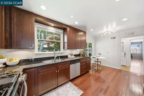 Kitchen - 1306 Mariposa St, Vallejo, CA 94590 photo 3 of 5