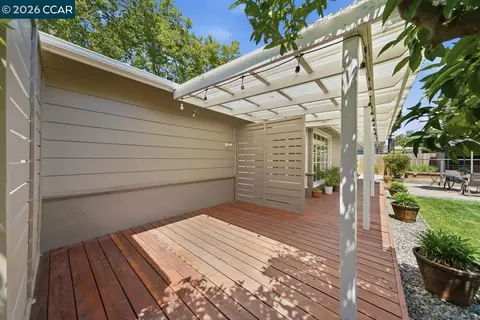 Exterior - 1306 Mariposa St, Vallejo, CA 94590 photo 11 of 17
