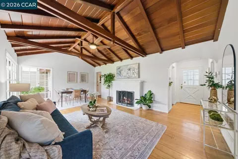 Living - 1306 Mariposa St, Vallejo, CA 94590 photo 5 of 7